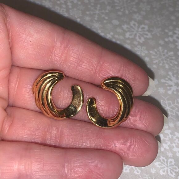 Vintage Crown Trifari Gold Pierced Hoop Earrings - Picture 8 of 16